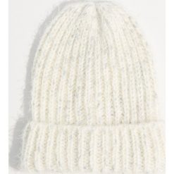 Czapka beanie z lureksu - Kremowy. Czapki i kapelusze damskie marki Mohito. W wyprzedaży za 9.99 zł.