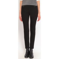 LEGGINSY DAMSKIE GŁADKIE. Czarne legginsy damskie TOP SECRET, bez wzorów, z dzianiny. W wyprzedaży za 34.99 zł.