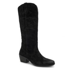 Kozaki Lasocki. Czarne kozaki damskie Lasocki, bez obcasa, na słupku. Za 369.99 zł.