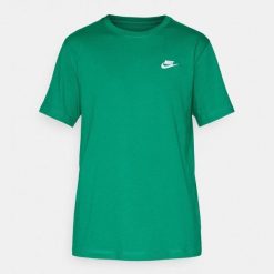 Koszulka Nike Sportswear Club 100 zielona. Zielone koszulki sportowe męskie Nike, bez wzorów, bez kołnierzyka, bez ramiączek. Za 148.01 zł.