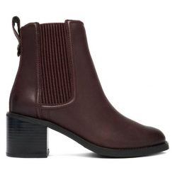 Botki Clarks. Czerwone botki damskie Clarks, bez obcasa, na słupku, bez zapięcia. Za 659.99 zł.