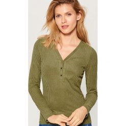 Dopasowana bluzka z prążkowanej tkaniny - Khaki. Bluzki damskie marki Mohito. W wyprzedaży za 39.99 zł.
