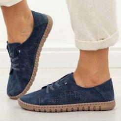 Granatowe skórzane półbuty damskie Vinceza 95362. Niebieskie półbuty damskie VINCEZA, na lato, w ażurowe wzory, z jeansu, biznesowe, z okrągłym noskiem, bez obcasa, bez zapięcia. W wyprzedaży za 197.10 zł.