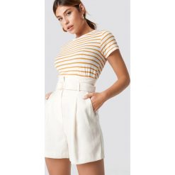 MANGO Szorty Loly - Offwhite. Szare szorty damskie Mango, w paski, z lyocellu. Za 141.95 zł.
