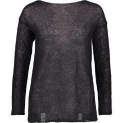 Sweter w kolorze czarnym. Czarne swetry damskie marki Benetton, z wełny, z dekoltem w łódkę. W wyprzedaży za 59.95 zł.