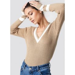 NA-KD Sweter z detalem - Beige. Brązowe swetry damskie NA-KD, z dzianiny, dekolt w kształcie v. Za 121.95 zł.