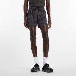 Spodenki męskie New Balance MS43285BGR – czarne. Czarne krótkie spodenki sportowe męskie New Balance, m, bez wzorów, z materiału, na fitness i siłownię. Za 279.99 zł.