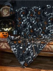 Koc z motywem halloweenowym - czarny. Czarne kocyki dla dzieci Sinsay. Za 19.99 zł.
