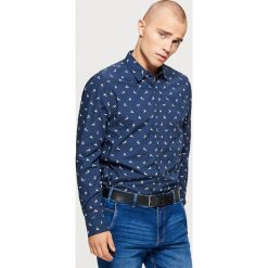 Świąteczna koszula z mikrowzorem - Granatowy. Niebieskie koszule męskie Cropp. Za 69.99 zł.