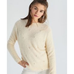 Sweter z aplikacją z pereł - Kremowy. Swetry damskie marki Sinsay. W wyprzedaży za 29.99 zł.