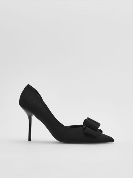 Czółenka z kokardami - czarny. Czarne czółenka damskie Reserved, bez wzorów, z tkaniny, bez obcasa, bez zapięcia. Za 139.99 zł.