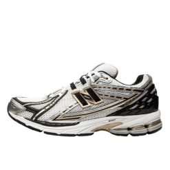 Buty do chodzenia dla dorosłych New Balance 1906R White Metallic Gold. Czarne obuwie sportowe damskie New Balance, bez wzorów, z materiału, trekkingowe. Za 675.70 zł.