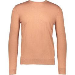 Sweter w kolorze jasnobrązowym. Brązowe swetry przez głowę męskie marki Benetton, z okrągłym kołnierzem. W wyprzedaży za 58.95 zł.