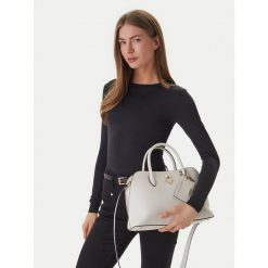 Torebka Guess. Brązowe torebki do ręki damskie Guess, z aplikacjami, bez dodatków. Za 584.99 zł.