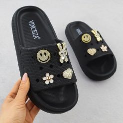 Klapki piankowe na basen plażę na platformie czarne Vinceza 76055. Czarne klapki damskie VINCEZA, bez wzorów, z materiału, bez obcasa, na platformie. Za 79.99 zł.
