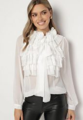 Biała Koszula z Prześwitującego Materiału z Falbankami i Kwiatowymi Detalami Raitra. Białe bluzki damskie Born2be, m, z aplikacjami, z jeansu, eleganckie, bez kołnierzyka, bez ramiączek. Za 159.99 zł.