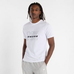 Koszulka męska New Balance MT51940WT – biała. Białe koszulki sportowe męskie New Balance, m, bez wzorów, z dresówki, bez kołnierzyka, bez ramiączek. Za 119.99 zł.