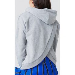 NA-KD Bluza z kapturem z kopertowym tyłem - Grey. Bluzy damskie marki NA-KD. W wyprzedaży za 60.97 zł.