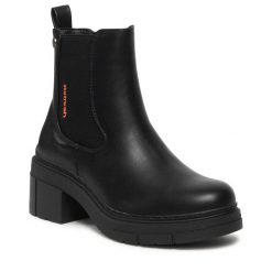 Botki Refresh. Czarne botki damskie Refresh, bez obcasa, na słupku, bez zapięcia. Za 249.99 zł.