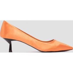 NA-KD Shoes Satynowe czółenka na niskim obcasie - Orange. Pomarańczowe czółenka damskie NA-KD Shoes, z satyny. W wyprzedaży za 48.59 zł.