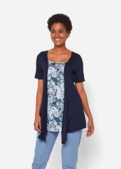 Koszulka 2 w 1 z nadrukiem i okrągłym dekoltem. Niebieskie bluzki damskie bonprix, bez wzorów, bez kołnierzyka, bez ramiączek. Za 129.99 zł.