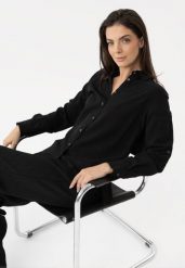 Czarna koszula z lyocellem K-AKRE. Czarne bluzki damskie Volcano, xl, bez wzorów, z lyocellu, klasyczne, bez kołnierzyka, bez ramiączek. Za 129.99 zł.