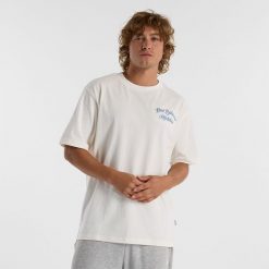 Koszulka męska New Balance MT43556SST – biała. Białe koszulki sportowe męskie New Balance, m, bez wzorów, z dresówki, bez kołnierzyka, bez ramiączek. Za 99.99 zł.