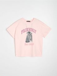 Koszulka z nadrukiem kota i ozdobnym łańcuszkiem - różowy. Czerwone t-shirty damskie Sinsay, l, bez wzorów, bez kołnierzyka. Za 29.99 zł.