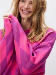 Sweter z kołnierzykiem - intensywny róż. Czerwone swetry damskie Reserved, l, bez wzorów, z dzianiny, bez kołnierzyka, bez ramiączek, bez kaptura. Za 139.99 zł.