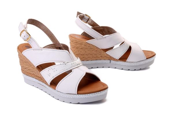 INBLU FG-36 001 biały, sandały damskie. Białe sandały damskie Inblu, bez wzorów, bez obcasa, na koturnie, bez zapięcia. Za 134.90 zł.