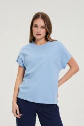 Bawełniana bluzka z krótkimi rękawami błękitna. Niebieskie bluzki damskie MOODO, l, bez wzorów, z bawełny, bez kołnierzyka, bez ramiączek. Za 44.99 zł.