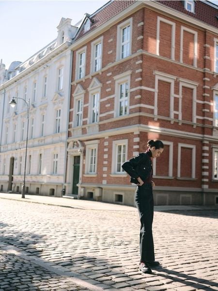 Kurtka z dekoracyjnymi guzikami - szary. Szare kurtki damskie Reserved, l, bez wzorów, z bawełny, bez kaptura. Za 129.99 zł.