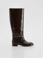 Lakierowane kozaki - mahoniowy. Brązowe kozaki damskie Reserved, z lakierowanej skóry, bez obcasa. Za 259.99 zł.