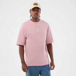Oversized T-shirt New Era Floral. Czerwone t-shirty męskie New Era, m, bez wzorów, z dresówki, eleganckie, bez kołnierzyka. Za 188.50 zł.