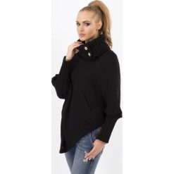 Czarny Sweter-Ponczo z Golfem z Ozdobnymi Guzikami. Czarne swetry damskie Molly.pl, uniwersalny, bez wzorów, eleganckie, z asymetrycznym kołnierzem, bez ramiączek, długie, bez kaptura. Za 98.90 zł.