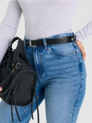 Pasek z ćwiekami w kształcie serca - czarny. Czarne paski damskie Sinsay, bez wzorów. Za 19.99 zł.