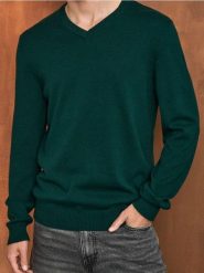 Sweter z dekoltem w serek - zielony. Zielone swetry przez głowę męskie Sinsay, l, bez wzorów, bez kołnierzyka. Za 39.99 zł.