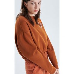 Bluza o krótkim kroju oversize - Brązowy. Bluzy damskie marki Cropp. Za 69.99 zł.
