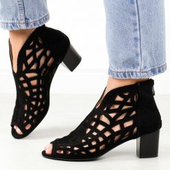 Czarne sandały damskie na obcasie z zakrytą piętą M.Daszyński 1954-15. Czarne sandały damskie M.Daszyński, w ażurowe wzory, z zamszu, bez obcasa, na obcasie, bez zapięcia. Za 189.00 zł.