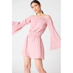NA-KD Boho Sukienka z odkrytymi ramionami i szerokim rękawem - Pink. Sukienki damskie marki NA-KD Boho. W wyprzedaży za 73.17 zł.