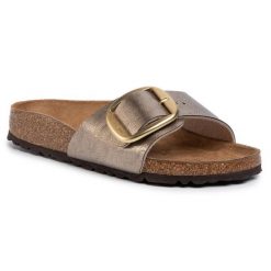 Klapki Birkenstock. Brązowe klapki damskie Birkenstock, bez wzorów, bez obcasa. Za 499.99 zł.