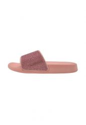 Klapki damskie Beco | Koral. Czerwone klapki damskie Beco, bez wzorów, z materiału, bez obcasa. Za 224.99 zł.