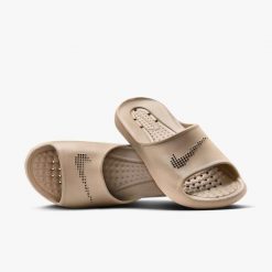 Sandały Mężczyzna Nike Victori One Shower Slide khaki. Brązowe klapki męskie Nike, z gumy, sportowe. Za 195.50 zł.
