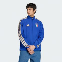 Podstawowa bluza reprezentacyjna Włochy. Niebieskie bluzy męskie Adidas, l, bez wzorów, z dresówki, bez kaptura, do piłki nożnej. Za 529.00 zł.