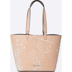 Calvin Klein - Torebka Inside Out Med Shopper Splash. Torby na ramię damskie marki Calvin Klein. W wyprzedaży za 399.90 zł.