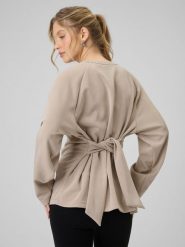 4F Bluza regular z wiązaniem i modalem damska - beżowa XS. Brązowe bluzy damskie 4f, xs, bez wzorów, z dzianiny, bez kaptura. Za 189.99 zł.