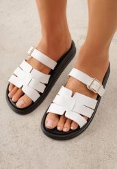 Białe Klapki z Przeplatanymi Paskami i Klamrą Ravelya. Białe klapki damskie Born2be, bez wzorów, z jeansu, boho, bez obcasa, na płaskiej podeszwie. Za 79.99 zł.