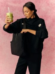 4F Bluza dresowa oversize z kapturem damska - czarna M. Czarne swetry damskie 4f, m, bez wzorów, z dresówki, sportowe, bez kołnierzyka, bez ramiączek, z kapturem. Za 179.99 zł.