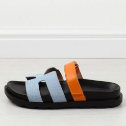 Niebieskie klapki damskie 1186. Niebieskie klapki damskie bez wzorów, ze skóry, eleganckie, bez obcasa. W wyprzedaży za 135.20 zł.