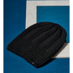 CZAPKA MĘSKA. Czarne czapki i kapelusze męskie marki TOP SECRET. W wyprzedaży za 14.99 zł.